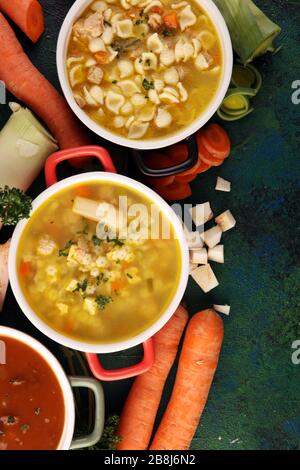 Set di tre zuppe da cucina mondiale, cibo sano. Brodo con tagliatelle, zuppa di manzo e brodo con gnocchi di midollo. Tutte le zuppe con verdure sane Foto Stock