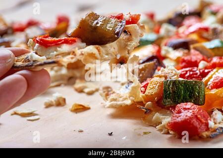 Tart Flambe o Flammkuchen su tagliere in legno, tradizionale torta alsaziana, stile rustico Foto Stock