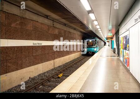 Stazione della metropolitana Römer Frankfurt am Main, deserta a causa di virus Foto Stock