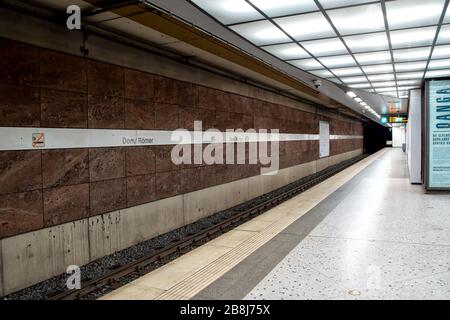 Stazione della metropolitana Römer Frankfurt am Main, deserta a causa di virus Foto Stock