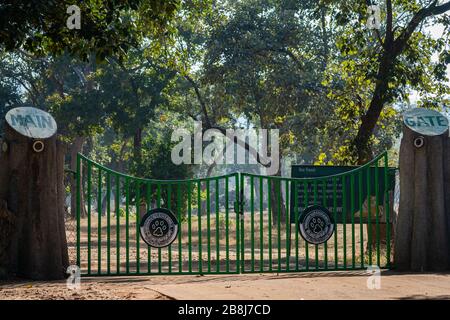 ingresso principale della zona di tala bloccato e chiuso per safari e turisti al parco nazionale di bandhavgarh o la riserva tigre, madhya pradesh, india Foto Stock