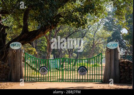 ingresso principale della zona di tala bloccato e chiuso per safari e turisti al parco nazionale di bandhavgarh o la riserva tigre, madhya pradesh, india Foto Stock