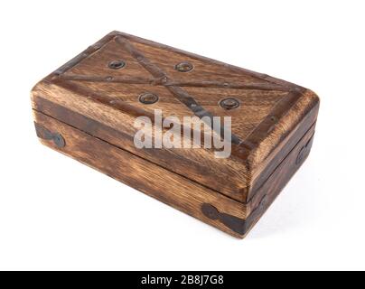 Scatola di legno (retro) di vecchio stile (scrigno) con parti di metallo isolate su sfondo bianco Foto Stock