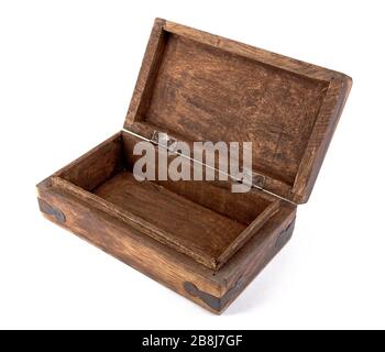 Scatola di legno (retro) di vecchio stile (scrigno) con parti di metallo isolate su sfondo bianco Foto Stock