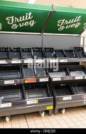 Scaffali di supermercato di cibo fresco vuoti in Sainsbury's da acquirenti di panico durante il Coronavirus Covid 19 Pandemic, Basingstoke, Regno Unito, marzo 2020 Foto Stock