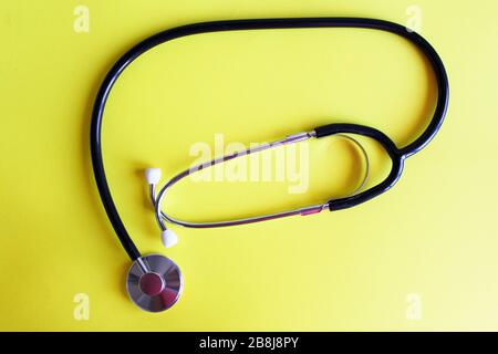 Stetoscopio su sfondo giallo. Il medicinale Foto Stock