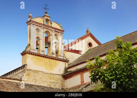 Vecchio campanile in stile mediterraneo di una chiesa a Cadice, Spagna Foto Stock