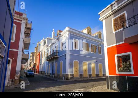 Mindelo/Capo Verde - 20 agosto 2018 - case colorate e strade della città, Sao Vicente Foto Stock