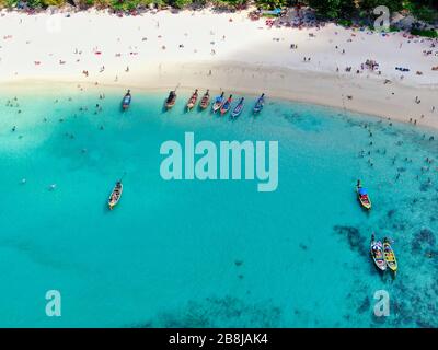 Tiro aereo di Freedom Beach, Phuket, Thailandia. Bellissima isola tropicale con spiaggia di sabbia bianca e acque turchesi Foto Stock