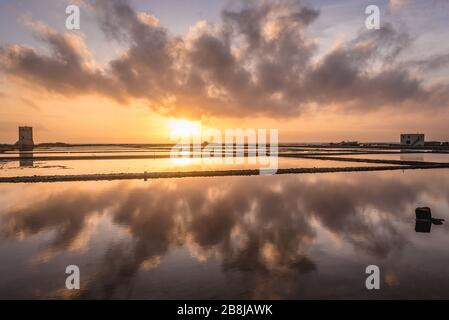 Tramonto sulla riserva naturale di Saline di Nubia - Saline saline in frazione Nubia in comune di Paceco, provincia di Trapani, Sicilia, Italia Foto Stock