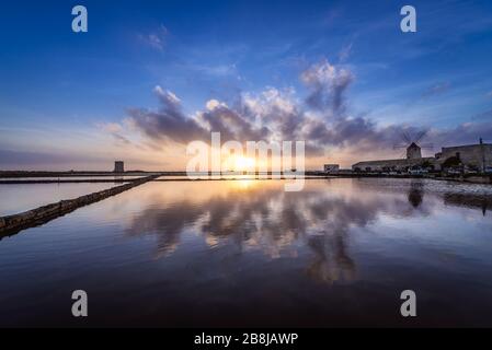 Tramonto sulla riserva naturale di Saline di Nubia - Saline saline in frazione Nubia in comune di Paceco, provincia di Trapani, Sicilia, Italia Foto Stock