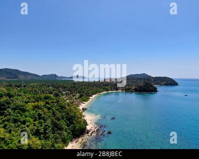 Vista aerea con drone. Spiaggia in paradiso tropicale, isola di Koh Yao Yai a Phang-nga, Thailandia. Paesaggio tropicale. Foto Stock