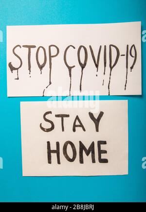 Segnale di STOP per coronavirus. Covid-19 su sfondo blu. Per arrestare il virus. Foto Stock