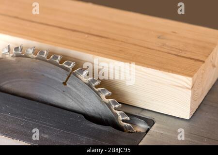 primo piano per sega circolare nel negozio di carpentiere Foto Stock