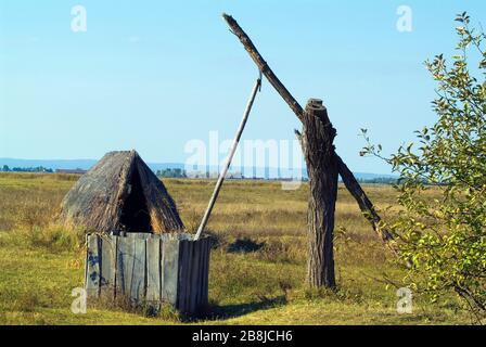 Austria, Burgenland, disegnare bene e yurt nel parco nazionale Lange Lacke Foto Stock