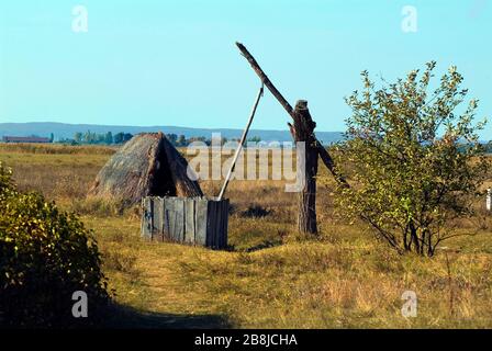 Austria, Burgenland, disegnare bene e yurt nel parco nazionale Lange Lacke Foto Stock