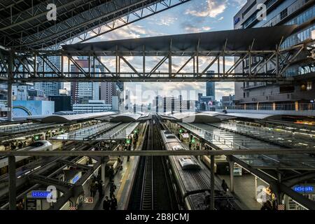 Vista della stazione JR di Osaka, nel pomeriggio guardando ad ovest. Osaka, Giappone. Foto Stock