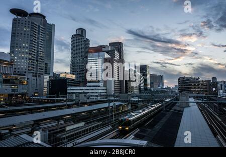 Vista della stazione JR di Osaka, nel pomeriggio guardando ad ovest. Osaka, Giappone. Foto Stock