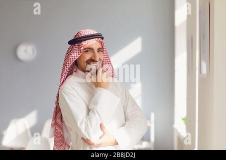 L'uomo arabo si trova in un ufficio bianco. Foto Stock