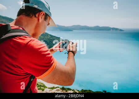 Fotografia maschile cattura fotografia del litorale di myrtos mare paesaggio. Superficie blu cian a forma di isola, Cefalonia, Grecia Foto Stock