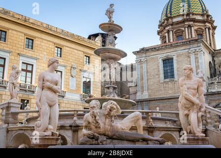 Fontana Praetoriana in Piazza Pretoria a Palermo sull'Isola di Sicilia in Italia, vista con il Palazzo Praetoriano e la chiesa di San Giuseppe dei Teatini Foto Stock