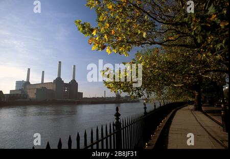 Passeggia accanto al Tamigi e guarda alla stazione elettrica di Battersea, Londra, Regno Unito Foto Stock