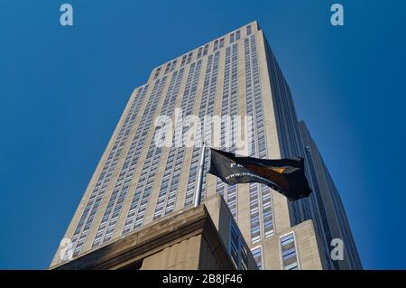 Guarda il popolare Empire state Building in un'ora del cielo blu. Foto Stock