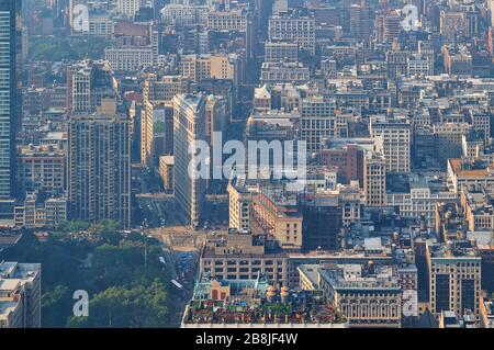 Il popolare edificio flatiron a New York con la vista impressionante dall'alto. Foto Stock