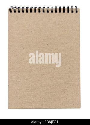 Notebook Kraft su sfondo bianco. Coperchio di carta marrone per notebook chiuso a spirale Foto Stock