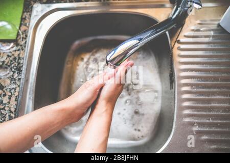 Donna che lava le mani sfregando con sapone per la prevenzione del coronavirus - igiene per smettere di diffondere Covid 19 concetto - Focus on hand Foto Stock