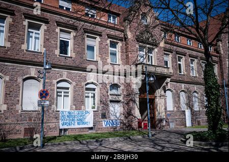 Un banner/poster con un ringraziamento a Aertze e al personale ospedaliero della City Clinic/Hospital di Karlsruhe: 'Spesso non visto e apprezzato, ma il vostro lavoro merita rispetto - grazie! GES/vita quotidiana a Karlsruhe durante la crisi di Corona, 22.03.2020 GES/vita quotidiana durante la crisi della corona a Karlsruhe, Germania. 22.03.2020 un poster per ringraziare i medici e gli infermieri visti davanti all'ospedale 'Staeditsches Klinkum' di Karlsruhe. | utilizzo in tutto il mondo Foto Stock