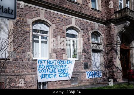 Un banner/poster con un ringraziamento a Aertze e al personale ospedaliero della City Clinic/Hospital di Karlsruhe: 'Spesso non visto e apprezzato, ma il vostro lavoro merita rispetto - grazie! GES/vita quotidiana a Karlsruhe durante la crisi di Corona, 22.03.2020 GES/vita quotidiana durante la crisi della corona a Karlsruhe, Germania. 22.03.2020 un poster per ringraziare i medici e gli infermieri visti davanti all'ospedale 'Staeditsches Klinkum' di Karlsruhe. | utilizzo in tutto il mondo Foto Stock