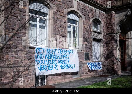 Un banner/poster con un ringraziamento a Aertze e al personale ospedaliero della City Clinic/Hospital di Karlsruhe: 'Spesso non visto e apprezzato, ma il vostro lavoro merita rispetto - grazie! GES/vita quotidiana a Karlsruhe durante la crisi di Corona, 22.03.2020 GES/vita quotidiana durante la crisi della corona a Karlsruhe, Germania. 22.03.2020 un poster per ringraziare i medici e gli infermieri visti davanti all'ospedale 'Staeditsches Klinkum' di Karlsruhe. | utilizzo in tutto il mondo Foto Stock