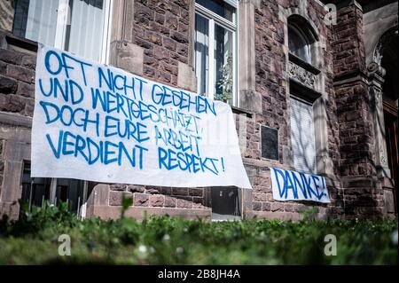 Un banner/poster con un ringraziamento a Aertze e al personale ospedaliero della City Clinic/Hospital di Karlsruhe: 'Spesso non visto e apprezzato, ma il vostro lavoro merita rispetto - grazie! GES/vita quotidiana a Karlsruhe durante la crisi di Corona, 22.03.2020 GES/vita quotidiana durante la crisi della corona a Karlsruhe, Germania. 22.03.2020 un poster per ringraziare i medici e gli infermieri visti davanti all'ospedale 'Staeditsches Klinkum' di Karlsruhe. | utilizzo in tutto il mondo Foto Stock