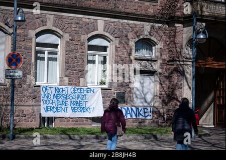 Un banner/poster con un ringraziamento a Aertze e al personale ospedaliero della City Clinic/Hospital di Karlsruhe: 'Spesso non visto e apprezzato, ma il vostro lavoro merita rispetto - grazie! GES/vita quotidiana a Karlsruhe durante la crisi di Corona, 22.03.2020 GES/vita quotidiana durante la crisi della corona a Karlsruhe, Germania. 22.03.2020 un poster per ringraziare i medici e gli infermieri visti davanti all'ospedale 'Staeditsches Klinkum' di Karlsruhe. | utilizzo in tutto il mondo Foto Stock