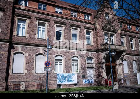 Un banner/poster con un ringraziamento a Aertze e al personale ospedaliero della City Clinic/Hospital di Karlsruhe: 'Spesso non visto e apprezzato, ma il vostro lavoro merita rispetto - grazie! GES/vita quotidiana a Karlsruhe durante la crisi di Corona, 22.03.2020 GES/vita quotidiana durante la crisi della corona a Karlsruhe, Germania. 22.03.2020 un poster per ringraziare i medici e gli infermieri visti davanti all'ospedale 'Staeditsches Klinkum' di Karlsruhe. | utilizzo in tutto il mondo Foto Stock