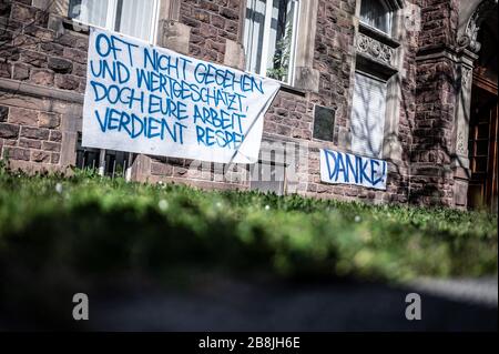 Un banner/poster con un ringraziamento a Aertze e al personale ospedaliero della City Clinic/Hospital di Karlsruhe: 'Spesso non visto e apprezzato, ma il vostro lavoro merita rispetto - grazie! GES/vita quotidiana a Karlsruhe durante la crisi di Corona, 22.03.2020 GES/vita quotidiana durante la crisi della corona a Karlsruhe, Germania. 22.03.2020 un poster per ringraziare i medici e gli infermieri visti davanti all'ospedale 'Staeditsches Klinkum' di Karlsruhe. | utilizzo in tutto il mondo Foto Stock