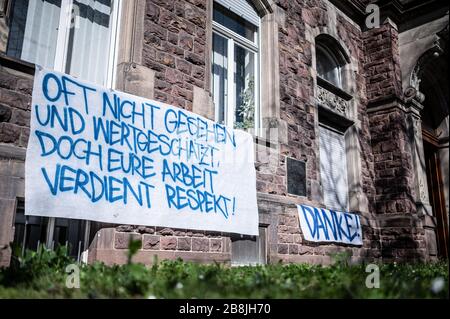 Un banner/poster con un ringraziamento a Aertze e al personale ospedaliero della City Clinic/Hospital di Karlsruhe: 'Spesso non visto e apprezzato, ma il vostro lavoro merita rispetto - grazie! GES/vita quotidiana a Karlsruhe durante la crisi di Corona, 22.03.2020 GES/vita quotidiana durante la crisi della corona a Karlsruhe, Germania. 22.03.2020 un poster per ringraziare i medici e gli infermieri visti davanti all'ospedale 'Staeditsches Klinkum' di Karlsruhe. | utilizzo in tutto il mondo Foto Stock