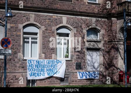 Un banner/poster con un ringraziamento a Aertze e al personale ospedaliero della City Clinic/Hospital di Karlsruhe: 'Spesso non visto e apprezzato, ma il vostro lavoro merita rispetto - grazie! GES/vita quotidiana a Karlsruhe durante la crisi di Corona, 22.03.2020 GES/vita quotidiana durante la crisi della corona a Karlsruhe, Germania. 22.03.2020 un poster per ringraziare i medici e gli infermieri visti davanti all'ospedale 'Staeditsches Klinkum' di Karlsruhe. | utilizzo in tutto il mondo Foto Stock