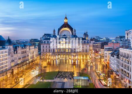 Anversa, Belgio al crepuscolo, alla stazione ferroviaria Centraal. Foto Stock