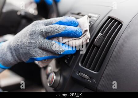 Uomo con guanti di protezione pulizia cruscotto auto con panno in  microfibra Foto stock - Alamy