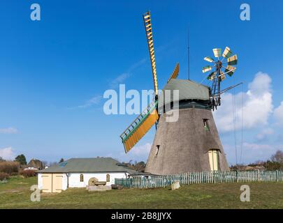 Storico mulino a vento e museo costruito nel villaggio di Nebel sul Mare del Nord tedesco isola di Amrum Foto Stock