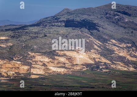 Cave di pietra viste dal centro storico di Erice su un monte Erice in provincia di Trapani in Sicilia, nel sud Italia Foto Stock