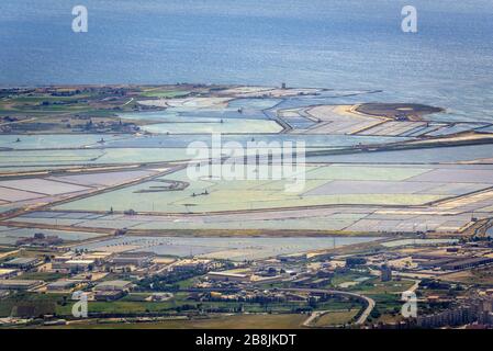 Saline di Trapani - saline e relievie naturalistiche viste dal centro storico di Erice su un Monte Erice in provincia di Trapani in Sicilia, Italia meridionale Foto Stock