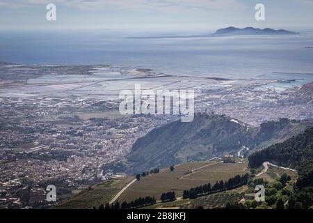 Saline di Trapani - saline e relievie naturalistiche viste dal centro storico di Erice su un Monte Erice in provincia di Trapani in Sicilia, Italia meridionale Foto Stock