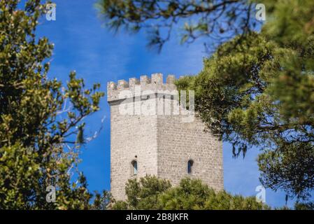 Torre del Castello di Balio accanto al Castello di Venere a Erice storico su un Monte Erice in provincia di Trapani in Sicilia, Italia meridionale Foto Stock