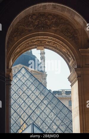 Particolare di un vecchio edificio e della Piramide del Louvre. Foto Stock