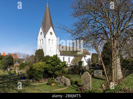 Chiesa di San Clemente e cimitero a Nebel, un villaggio sul Mare del Nord tedesco isola di Amrum Foto Stock