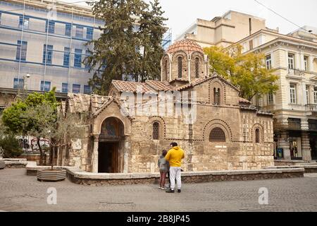 turista alla chiesa di kapnikarea ad Atene grecia Foto Stock