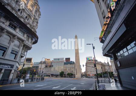 9 de julio avenue e Corrients avenue vuote a causa della quarantena in Argentina Foto Stock